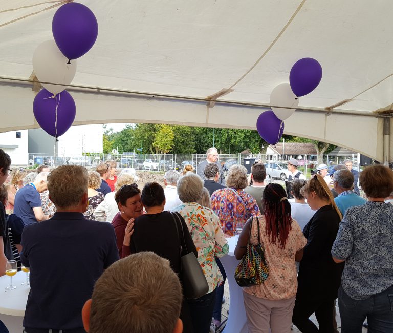 Toekomstige bewoners verrichten laatste grondwerk in Baarn - Nikkels