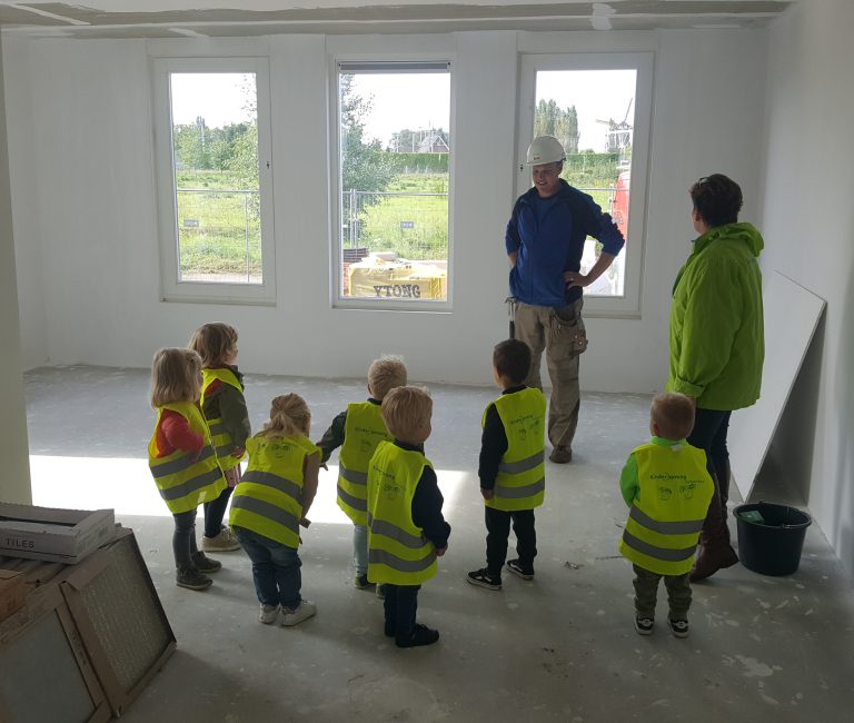Jeugdige bouwbezoekers in Zevenaar
