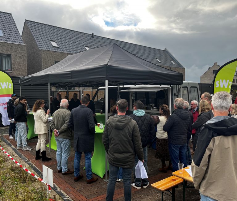 Bewoners en betrokken partijen vieren de oplevering van 27 nieuwe woningen