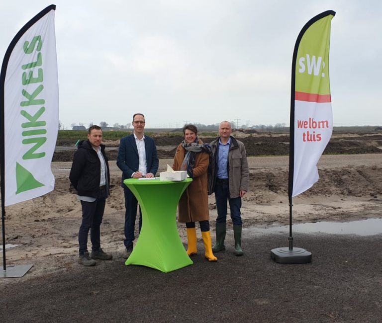 In de klei SWZ en Nikkels ondertekening Breezicht-Duinen
